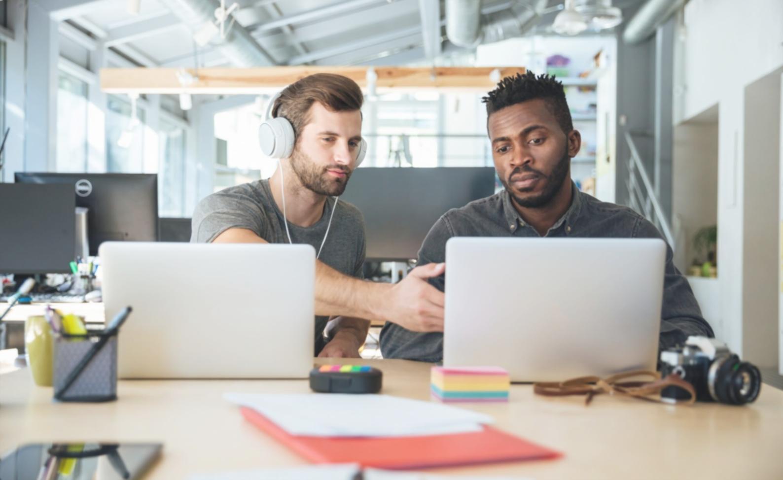 Profesionales trabajando en análisis financiero detallado